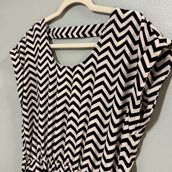 Candie’s Woman’s Cut Out‎ Back Chevron Sheath Dress Size Large with Pockets! - Picture 3 of 12